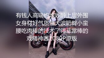 美女撅着屁股拉屎！发现被拍 牛仔裤都没提就跑出去了