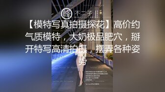 海边简易淋浴房男子洞中冒死偷窥隔壁美眉洗香香