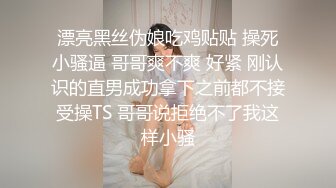 偷拍美女裙底风光极品靓女和大哥逛街翘臀夹着骚窄内越走越紧小吃街抄底包臀裙小姐姐粉内弯腰侧面露毛了